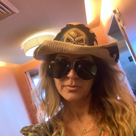 Meet your Posher, Claudette - Picture 1 of 1